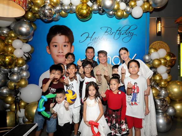 Trong số những người bạn thân thiết tham dự tiệc sinh nhật của Kỳ Anh có cả bé Viann - con gái Hoa hậu Hà Kiều Anh. Được biết, chồng cũ Lệ Quyên và gia đình Hà Kiều Anh có mối quan hệ thân thiết nên các con cũng thường xuyên được gặp gỡ, chơi đùa với nhau. Thậm chí, chồng cũ Lệ Quyên còn từng nhận bé Viann nhà Hà Kiều Anh là con dâu.