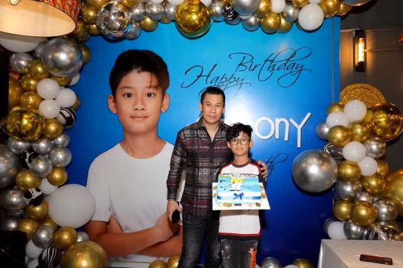 br/> Mới đây, chồng cũ của Lệ Quyên - doanh nhân Đức Huy đã chia sẻ những hình ảnh trong bữa tiệc sinh nhật của con trai Anthony - Kỳ Anh. Chồng cũ Lệ Quyên chia sẻ: "Lại tổ chức sinh nhật cho anh ấy vì anh ấy muốn vậy".