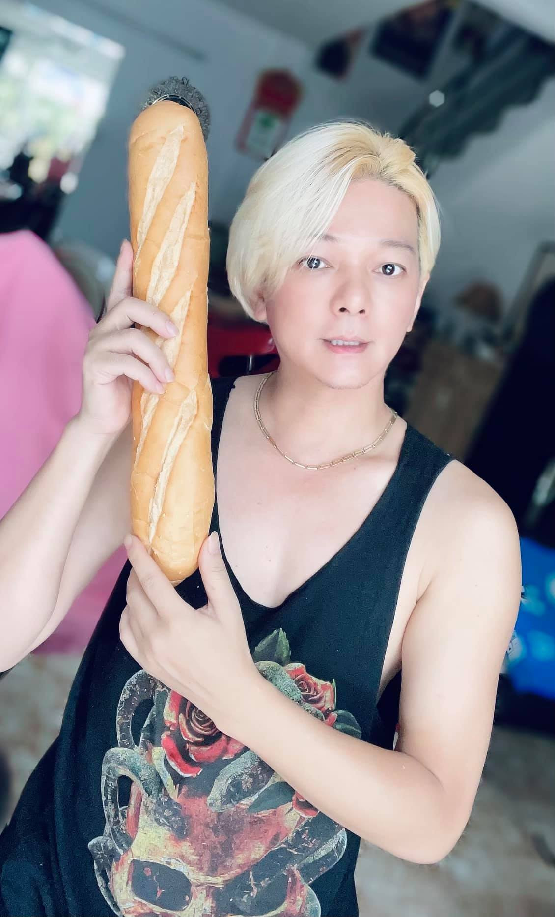 Vũ Hà tạo dáng với bánh mì.