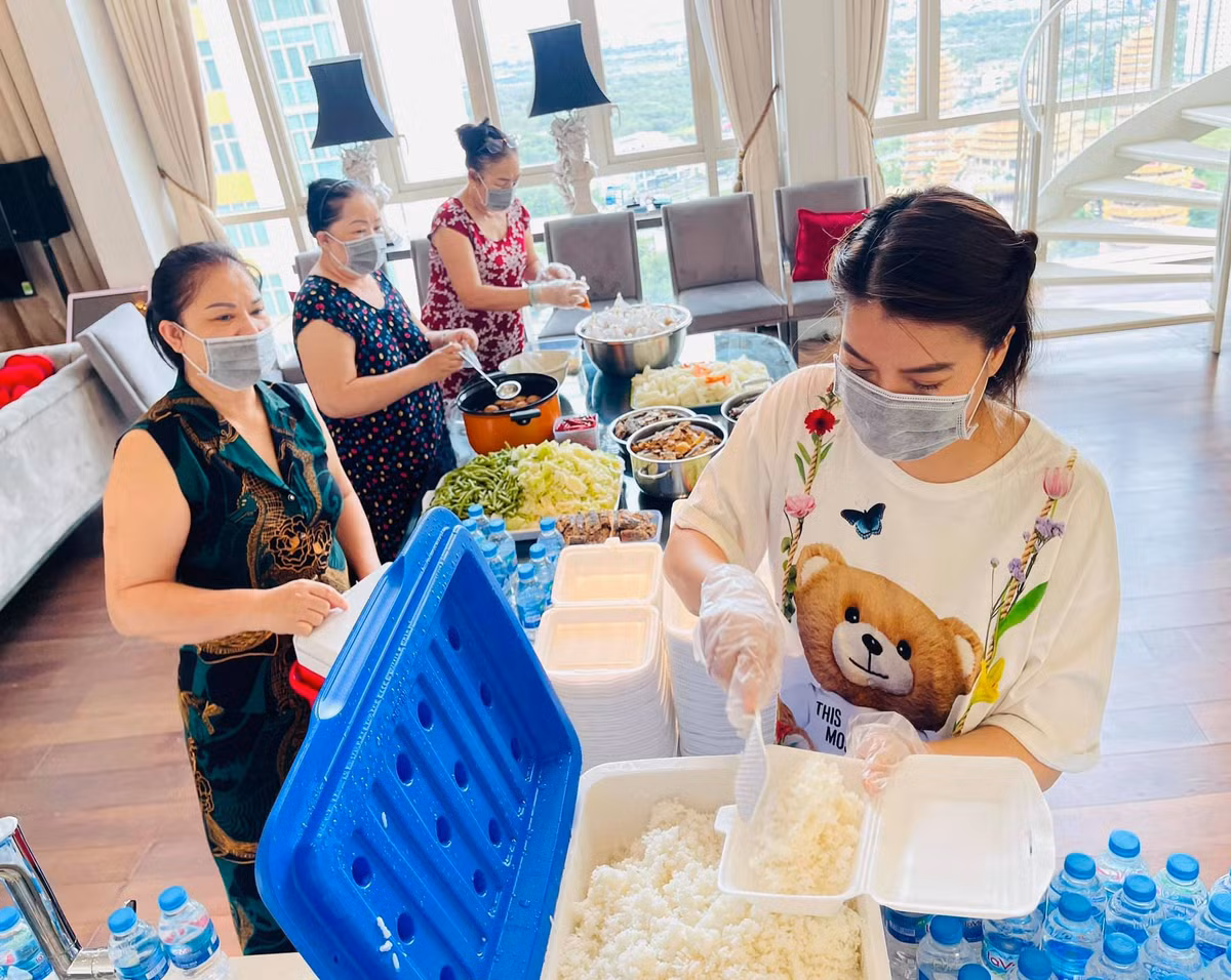 Sao Việt hôm nay 21/7: Với 150 suất cơm cá nục kho hấp dẫn, Trương Ngọc Ánh mong các bác sĩ, y tá, bệnh nhân trong khu cách ly ăn ngon miệng. Diễn viên Anh Dũng không bình luận nhưng âm thầm nhấn nút "thích" tất cả ảnh bạn gái đăng.