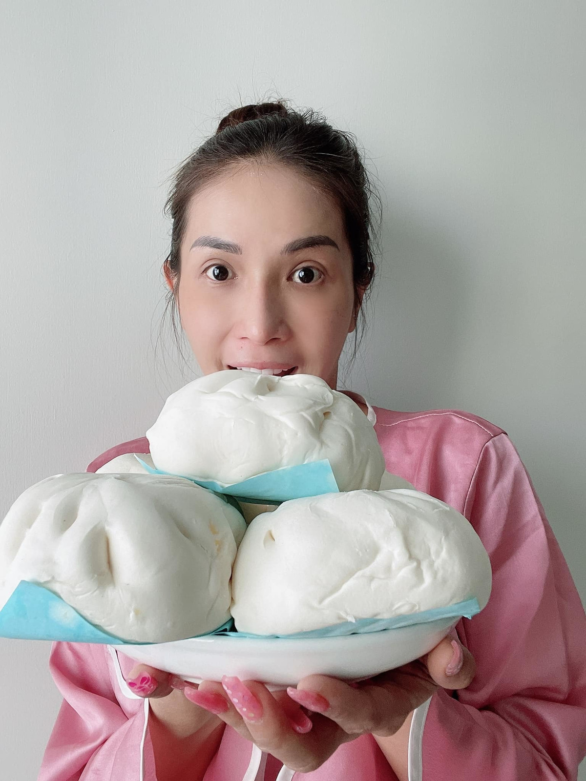 Khả Như biếu bánh bao đến toàn chung cư nơi cô sống.