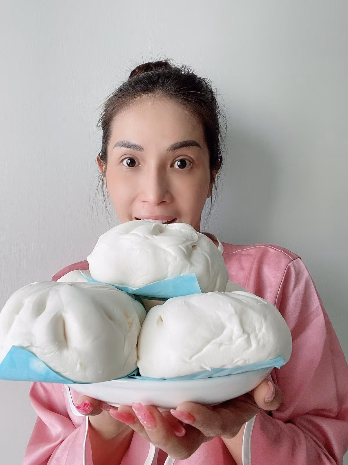 Khả Như biếu bánh bao đến toàn chung cư nơi cô sống.