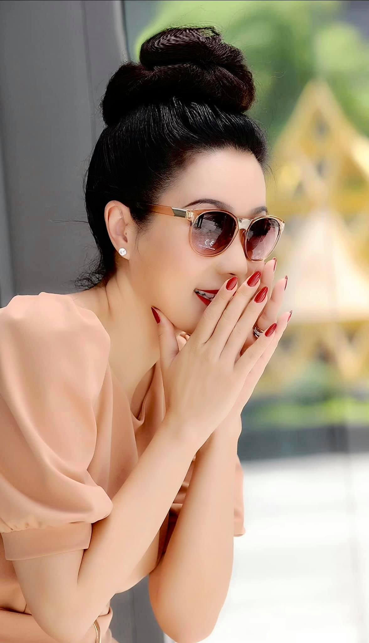 Trịnh Kim Chi sành điệu với chiếc kính mới.