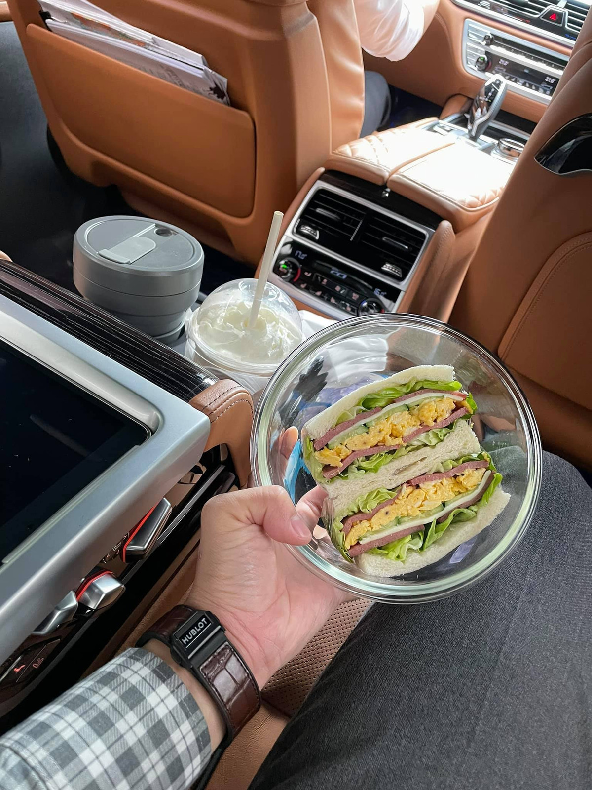 Quốc Cường khoe thức ăn do bà xã Đàm Thu Trang chuẩn bị cho anh đi làm.