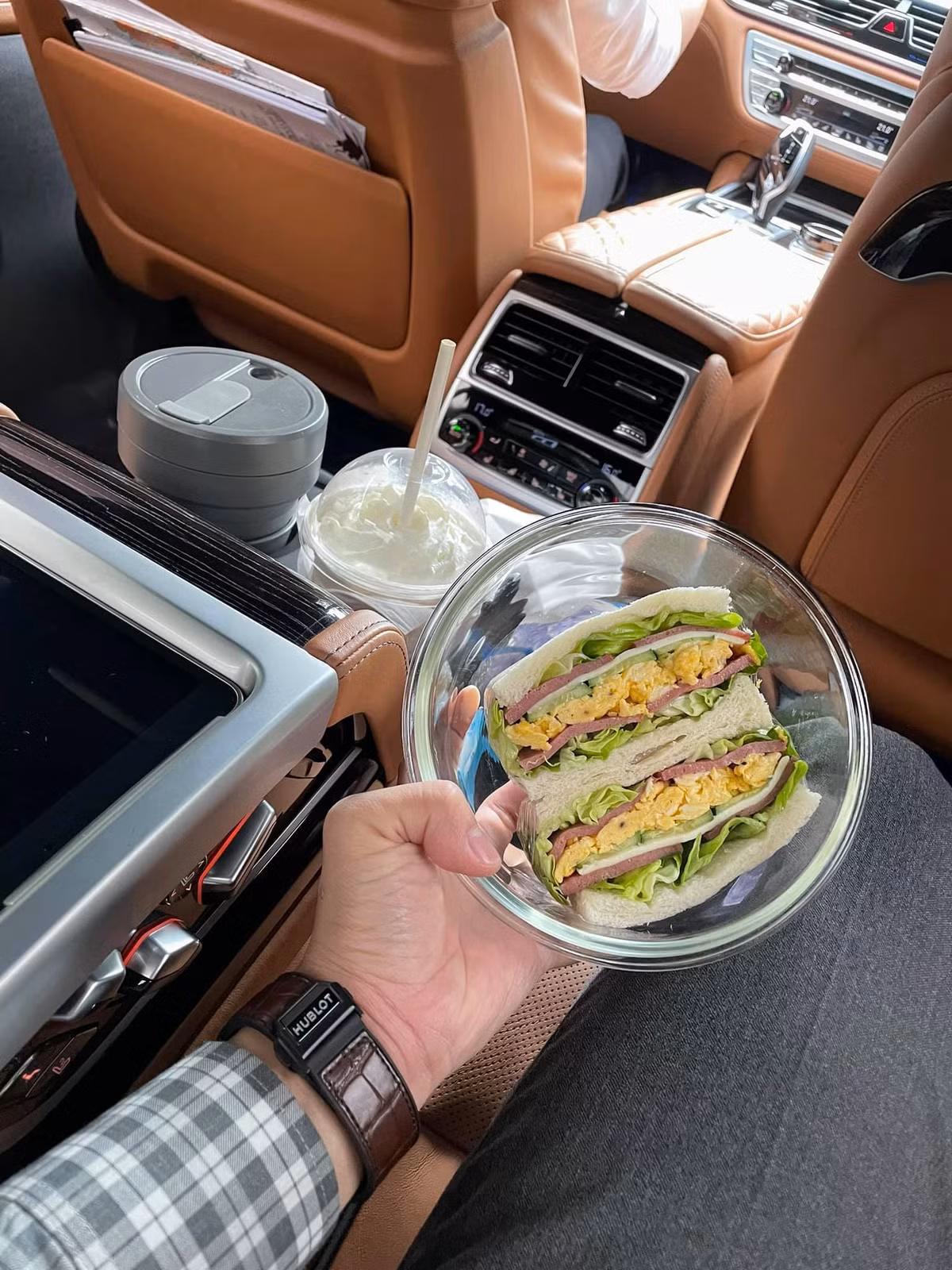 Quốc Cường khoe thức ăn do bà xã Đàm Thu Trang chuẩn bị cho anh đi làm.