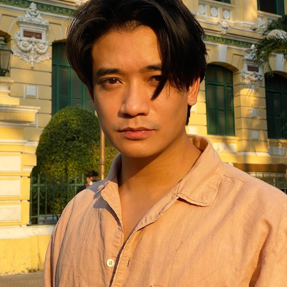 Samuel An một mình trên phố.