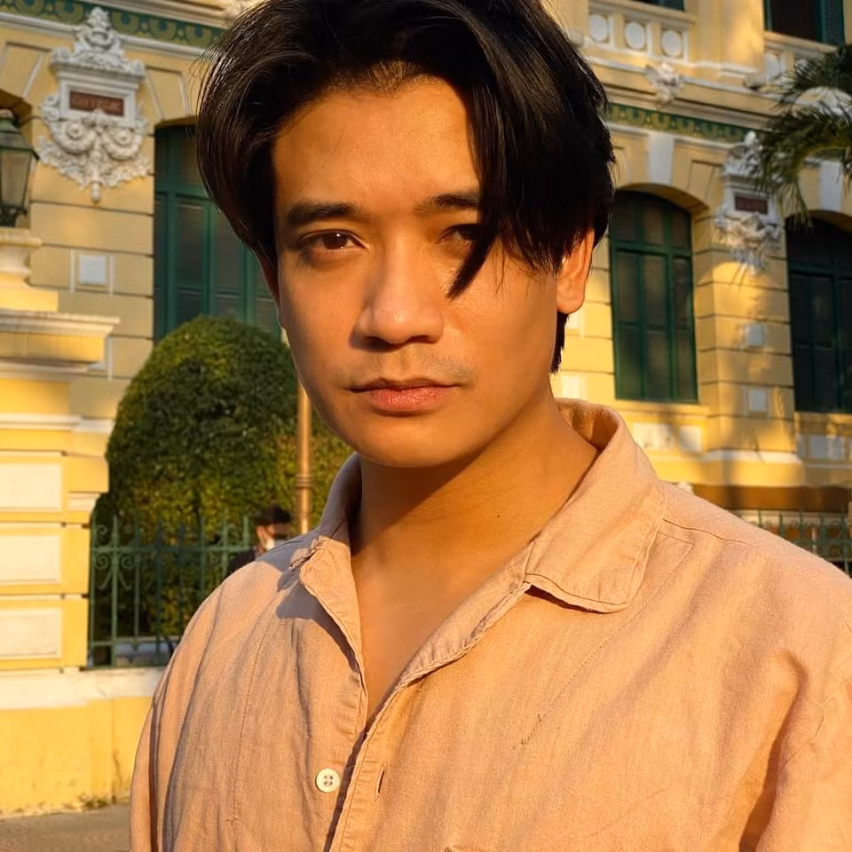 Samuel An một mình trên phố.