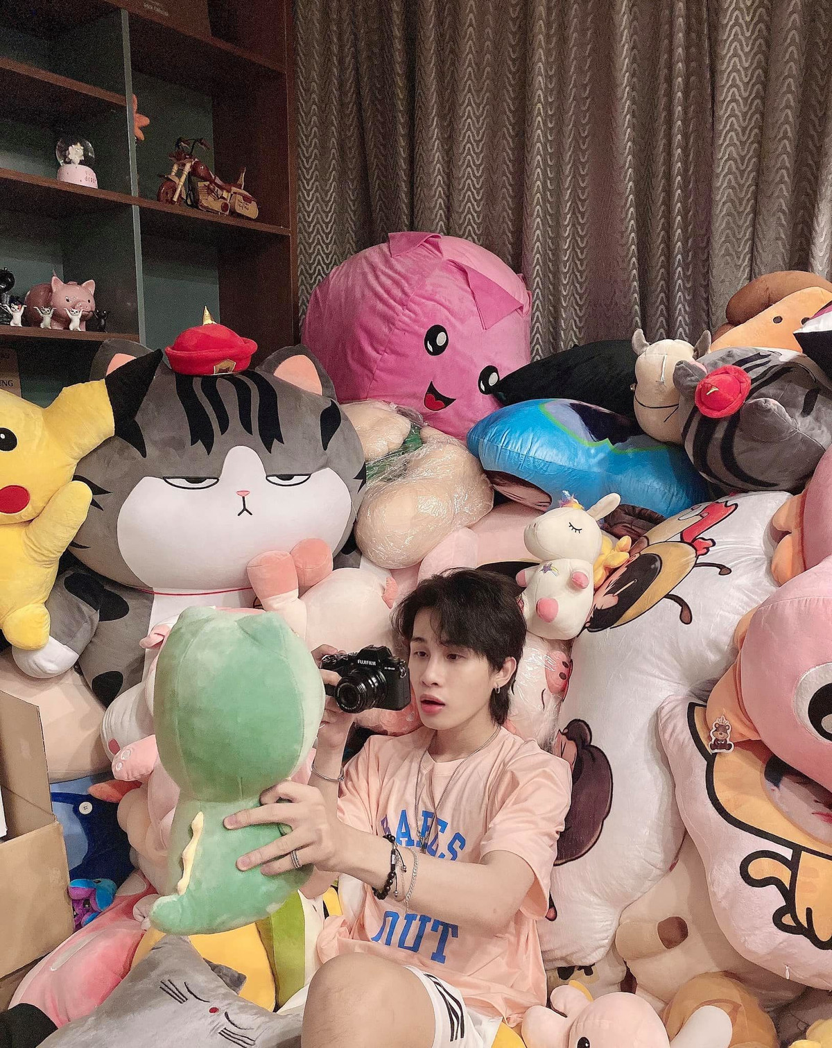 Jack bên "núi" thú nhồi bông fan tặng.