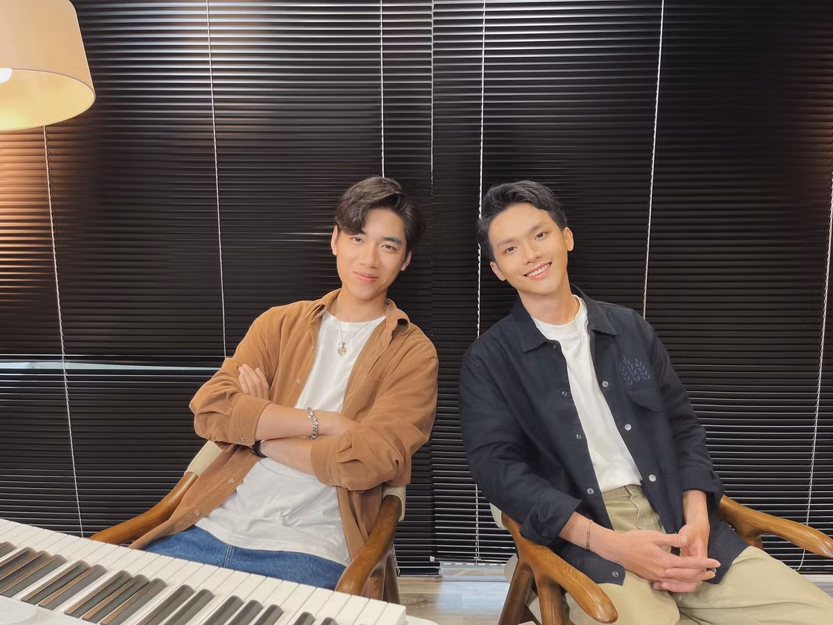 K-ICM thân thiết bên trai đẹp nhóm Monstar.