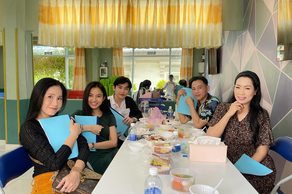 Sao Việt hôm nay 25/5: Trịnh Kim Chi và các diễn viên trẻ trong sân khấu tập kịch ở biệt thự 200 m2 của cô.