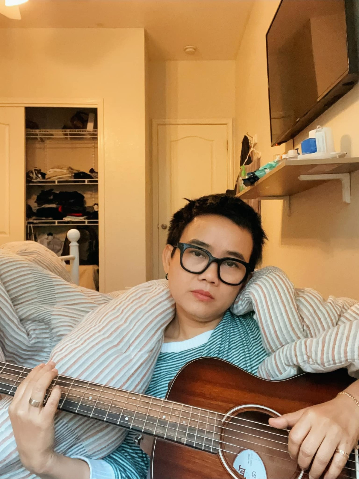 Năm 2012, Phương Uyên giữ chức Giám đốc âm nhạc của chương trình 'Giọng hát Việt'. Ngay sau đó, nữ nhạc sĩ vướng vào scandal lớn nhất trong sự nghiệp về việc dàn xếp kết quả chương trình, cũng như chuyện tình cảm với Thiều Bảo Trang gây xôn xao dư luận. Ở tuổi 51, tình duyên của nhạc sĩ Phương Uyên vẫn chưa được trọn vẹn.