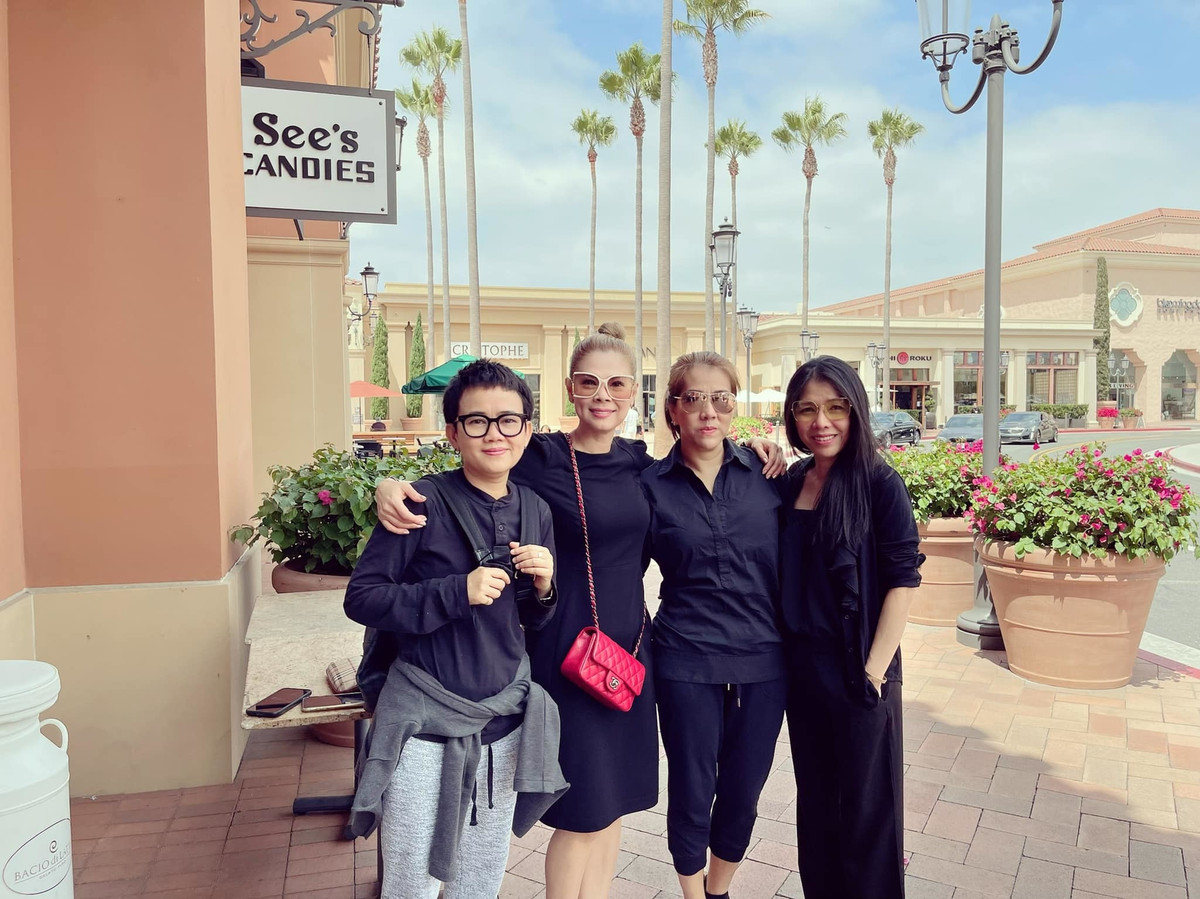 Ca sĩ Thanh Thảo không giấu được niềm hạnh phúc khi gặp lại đầy đủ thành viên của nhóm. Theo nữ ca sĩ tiết lộ, nhóm 3 Con Mèo sẽ cùng nhau xuất hiện trên chương trình 'Music Box' sắp tới.