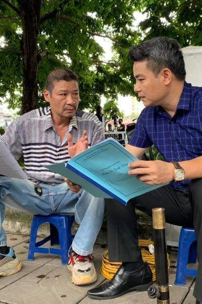 3 NSƯT Võ Hoài Nam, Hồ Phong và Mai Nguyên ở bối cảnh quay nhưng gây chú ý nhất là đôi giày thể thao hợp mốt của ông Sinh.