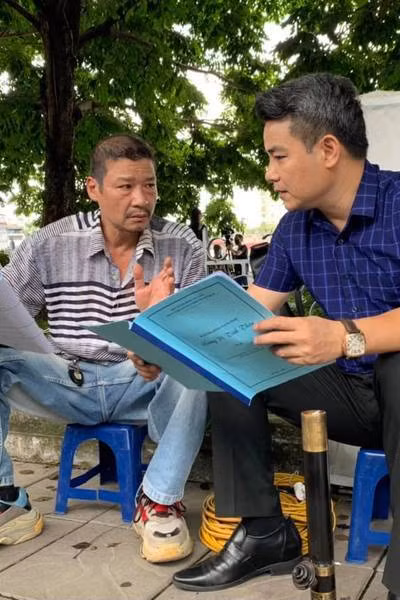 3 NSƯT Võ Hoài Nam, Hồ Phong và Mai Nguyên ở bối cảnh quay nhưng gây chú ý nhất là đôi giày thể thao hợp mốt của ông Sinh.