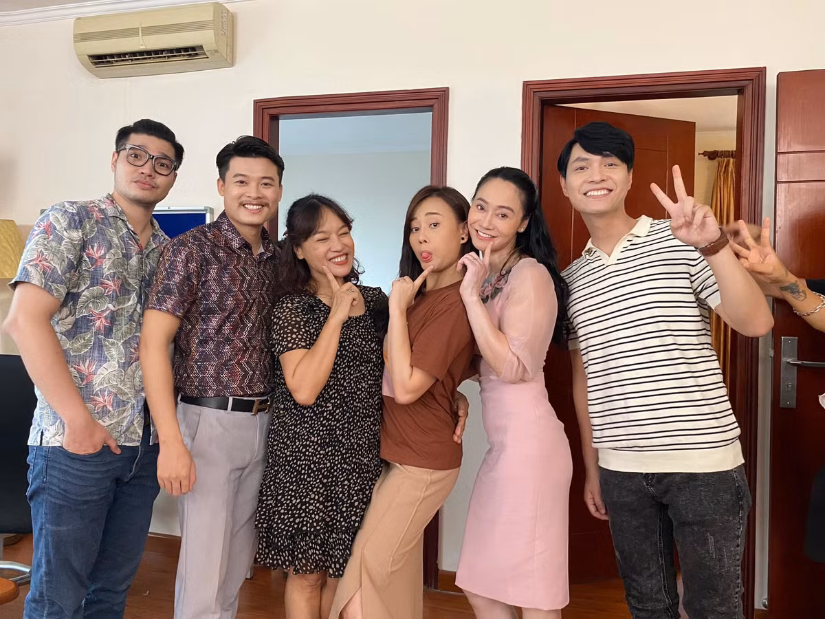 Phương Oanh rất chịu khó tạo dáng hài hước trước ống kính với sự trợ giúp của hai bà mẹ trên phim vô cùng trẻ trung là Tú Oanh và Quách Thu Phương.