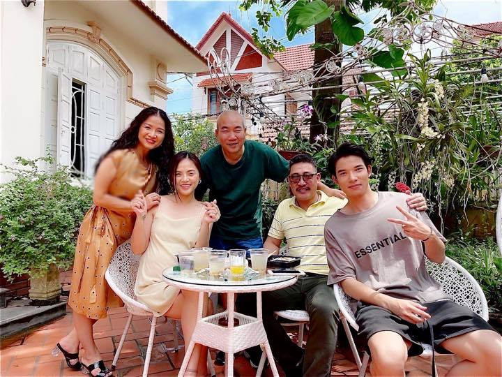 NSƯT Hồ Phong chia sẻ ảnh hậu trường các diễn viên nghỉ ngơi ăn cơm giữa cảnh quay chụp cùng NSƯT Ngân Hạnh, Thu Quỳnh, Sỹ Hưng và đạo diễn Danh Dũng.