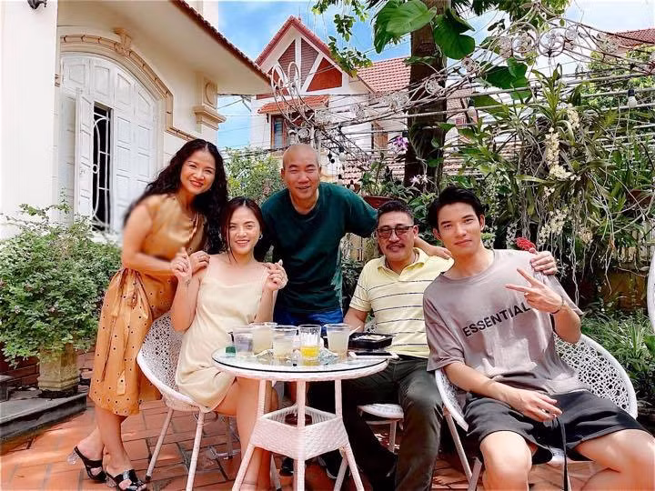 NSƯT Hồ Phong chia sẻ ảnh hậu trường các diễn viên nghỉ ngơi ăn cơm giữa cảnh quay chụp cùng NSƯT Ngân Hạnh, Thu Quỳnh, Sỹ Hưng và đạo diễn Danh Dũng.