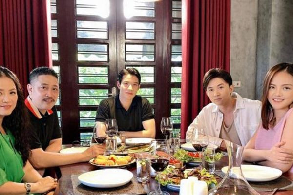 NSƯT Hồ Phong hài hước: "Gia đình tổ chức tiệc cuối tuần mà nhà hàng không bán món 'gạch', thấy thiếu thiếu".