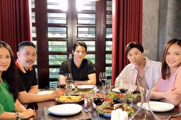 NSƯT Hồ Phong hài hước: "Gia đình tổ chức tiệc cuối tuần mà nhà hàng không bán món 'gạch', thấy thiếu thiếu".