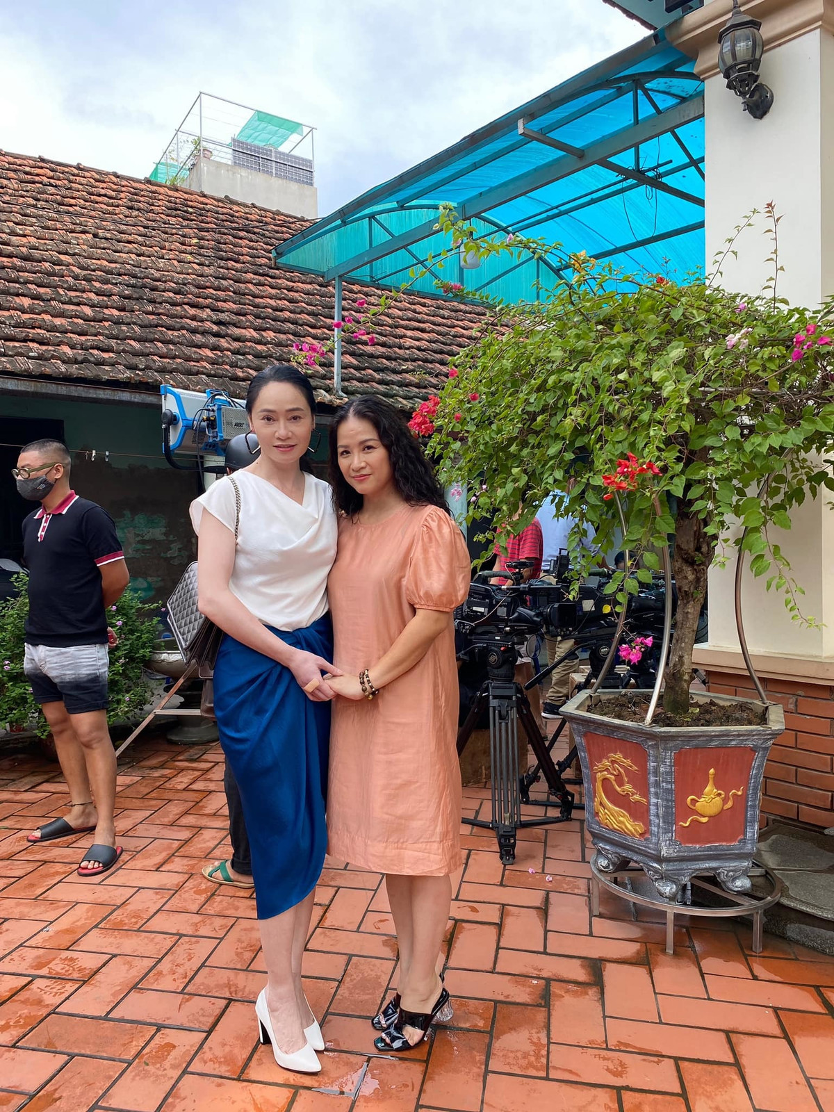 Hai bà sui gia trên phim Quách Thu Phương và Ngân Hạnh hậu trường một cảnh phim chưa lên sóng.