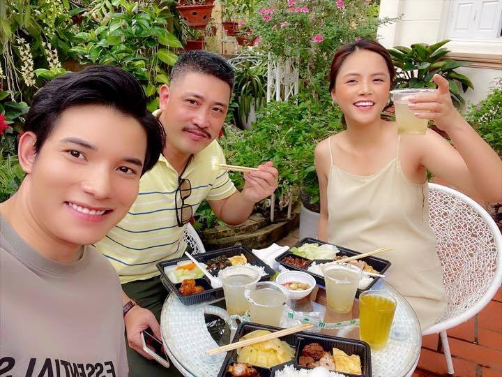 Hình ảnh hé lộ tạo hình các nhân vật về sau này và cho thấy nhân vật Thi đang mang bầu.