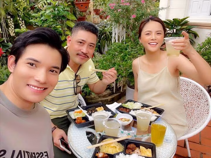 Hình ảnh hé lộ tạo hình các nhân vật về sau này và cho thấy nhân vật Thi đang mang bầu.