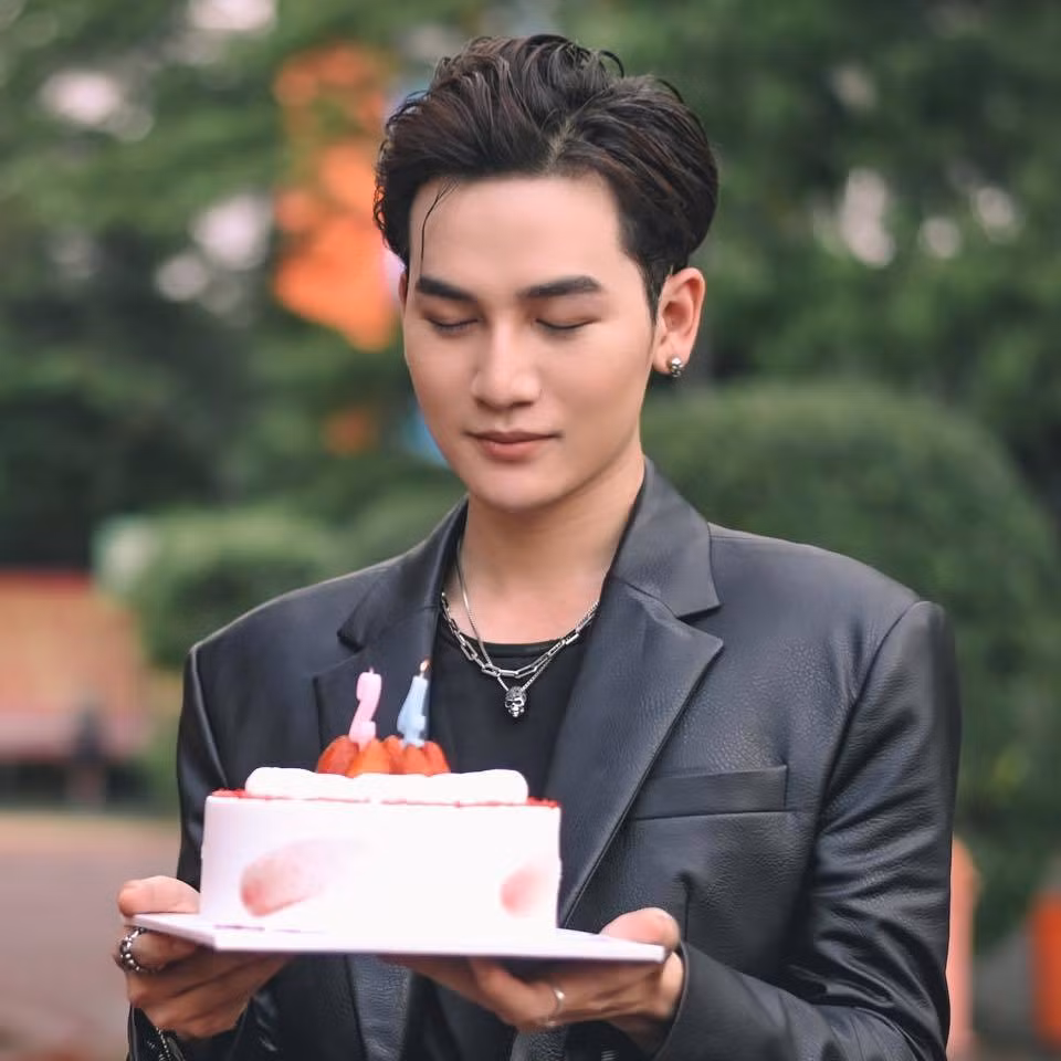 Ali Hoàng Dương đón tuổi 25.