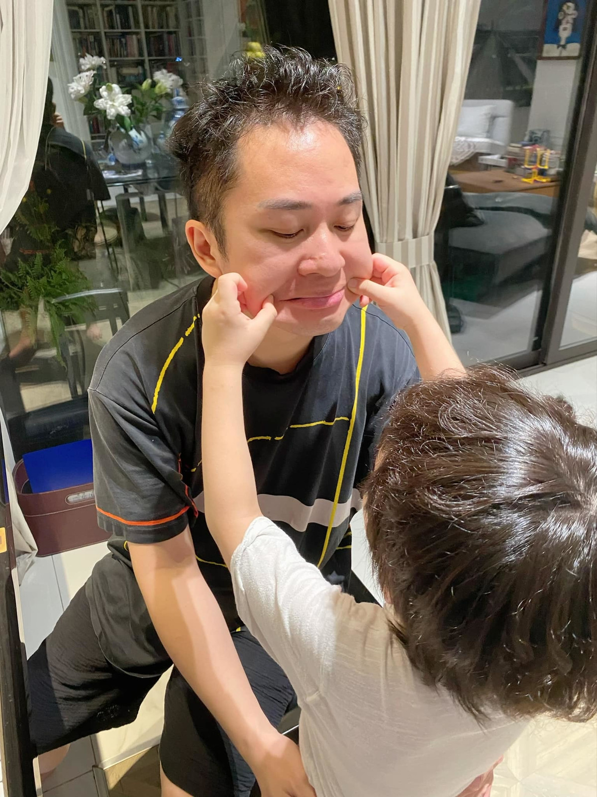 Tùng Dương chơi với con trai.