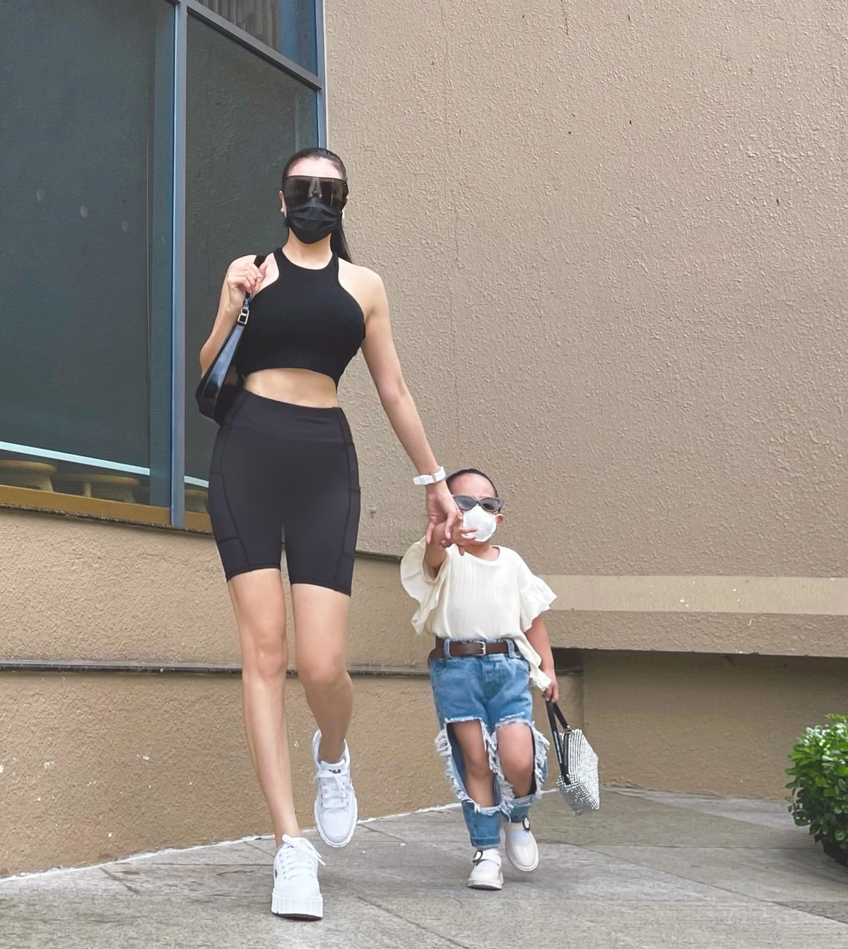 Mẹ con Trà Ngọc Hằng sánh bước bên nhau.