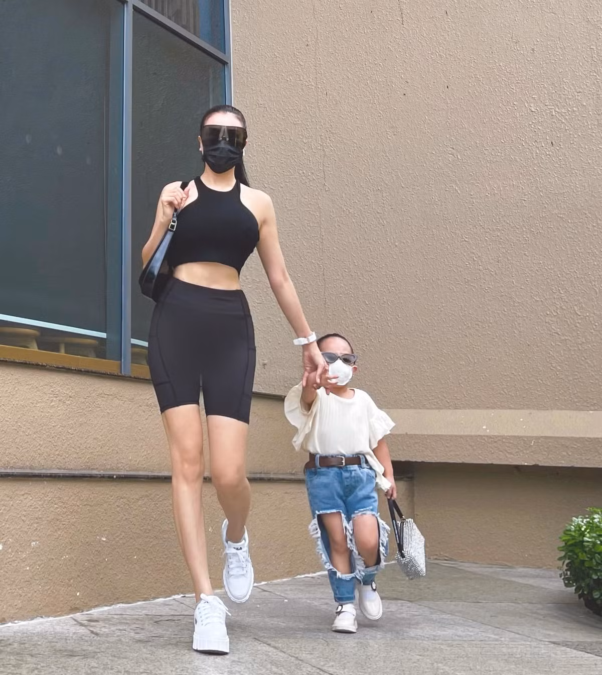 Mẹ con Trà Ngọc Hằng sánh bước bên nhau.