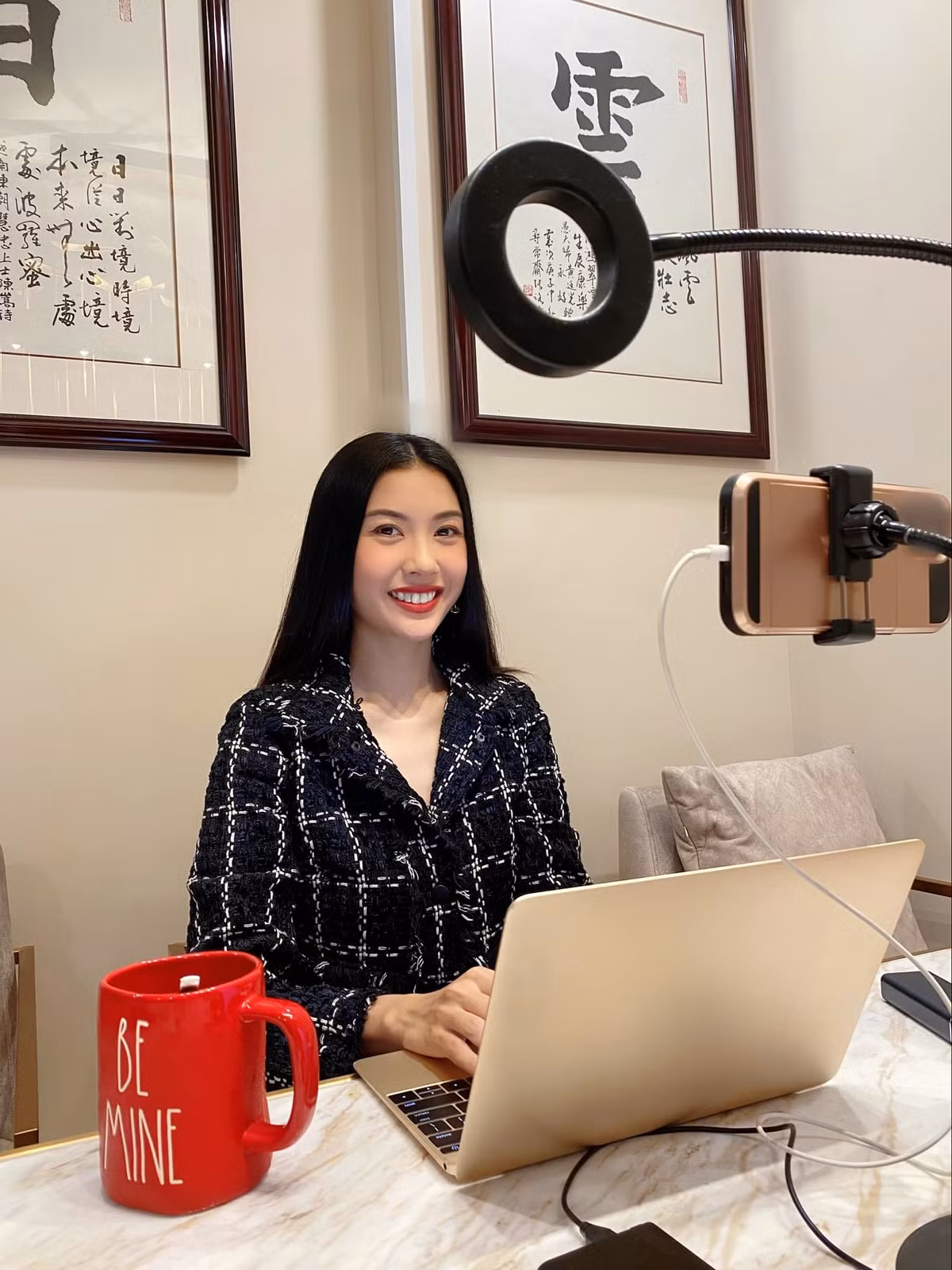 Thúy Vân làm việc online mỗi ngày.