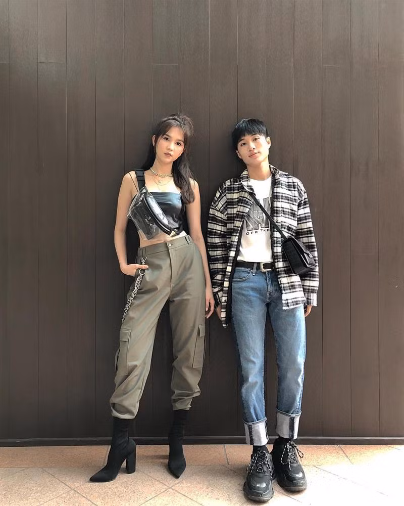 Phạm Bảo Luận là cái tên không còn xa lạ trong giới stylist Việt bởi đây chính là người đã mang đến vẻ ngoài lung linh cho rất nhiều tên tuổi nổi tiếng của Vbiz như Sơn Tùng M-TP, Diệu Nhi, Min... Dù bình thường khá kín tiếng nhưng mới đây, Phạm Bảo Luận nghịch đến mức dùng đồ lót của Ngọc Trinh úp lên mặt làm tai nghe đã khiến những người theo dõi anh chàng này phải thay đổi cái nhìn.