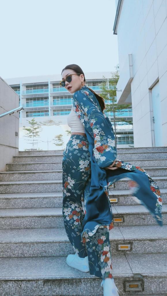 Thanh Hằng: "Mặc đồ bông bông để kéo thêm phần nữ tính. Nhìn vậy chứ cũng hay nhõng nhẽo lắm đồ. Và vẫn thích được tặng hoa vào những dịp đặc biệt nha".