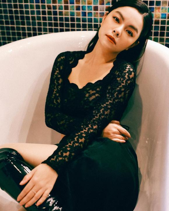 Ảnh mới của "bà mẹ đơn thân" Phạm Quỳnh Anh kèm chú thích: "Từ ngày nhổ răng khôn thấy vẫn chưa thông minh thêm tí nào...". 