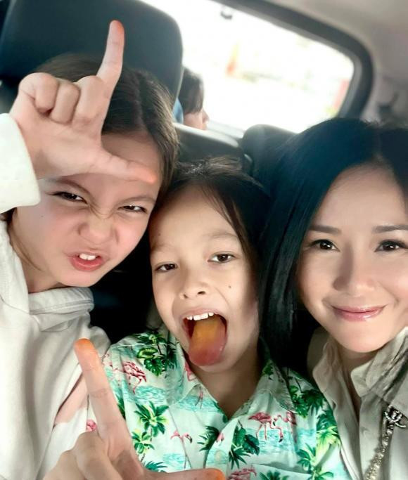 Diva Hồng Nhung bồi hồi khi hai con sắp tròn 9 tuổi. Cô viết: "Sáng nay anh hai bước vào phòng mẹ: "Mẹ ơi, mai là ngày của mẹ, đúng không mẹ?" Xin gửi lời chúc hạnh phúc trước tới những người mẹ nhân ngày Quốc tế Phụ nữ!".