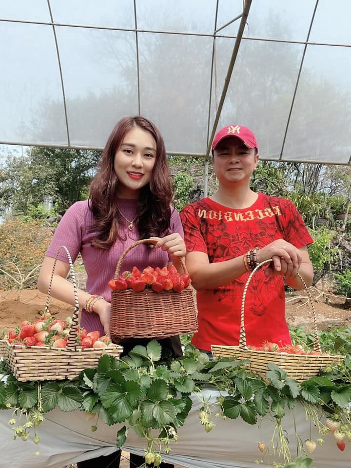 Vợ NSND Tự Long đăng ảnh với ông xã kèm lời trêu: ''8/3 chỉ nhận dâu''.