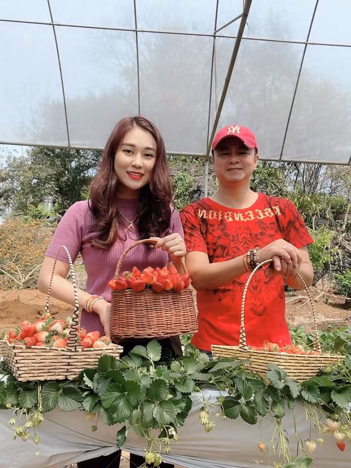 Vợ NSND Tự Long đăng ảnh với ông xã kèm lời trêu: ''8/3 chỉ nhận dâu''.