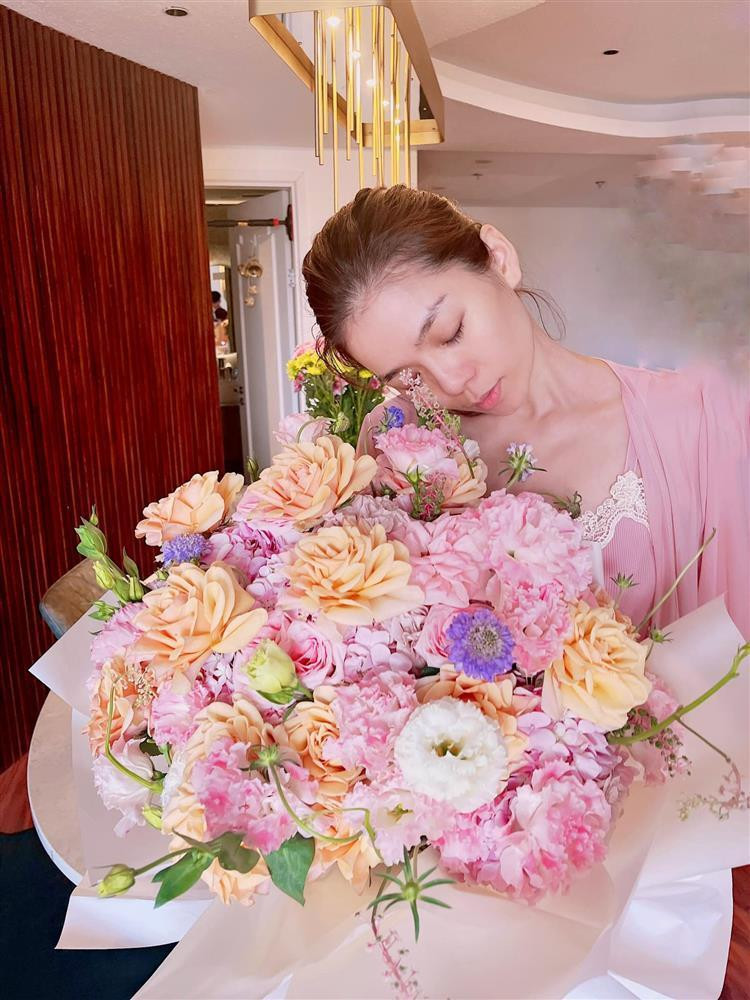 Mới đây, Lệ Quyên gây chú ý khi chia sẻ bức ảnh ôm bó hoa "siêu to khổng lồ" mà Lâm Bảo Châu tặng. Màn phát "cẩu lương" của nữ ca sĩ lại khiến khán giả tò mò hơn cả vì là phần bụng Lệ Quyên "nhô" lên một cách bất thường khiến cô dính nghi án bầu bí.