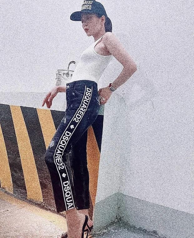 Cô chọn áo khoét nách ôm sát phối với quần DSquared2 để khoe dáng nuột chứng minh eo phẳng lì. Nhưng nay, người tình Lâm Bảo Châu còn khuyến mãi, ưỡn ẽo kiểu chụp y hệt như phụ nữ mang bầu. Dù chính chủ cố tình ưỡn vòng 2 ra cũng không nhô lên như trong ảnh bị soi trước đó.