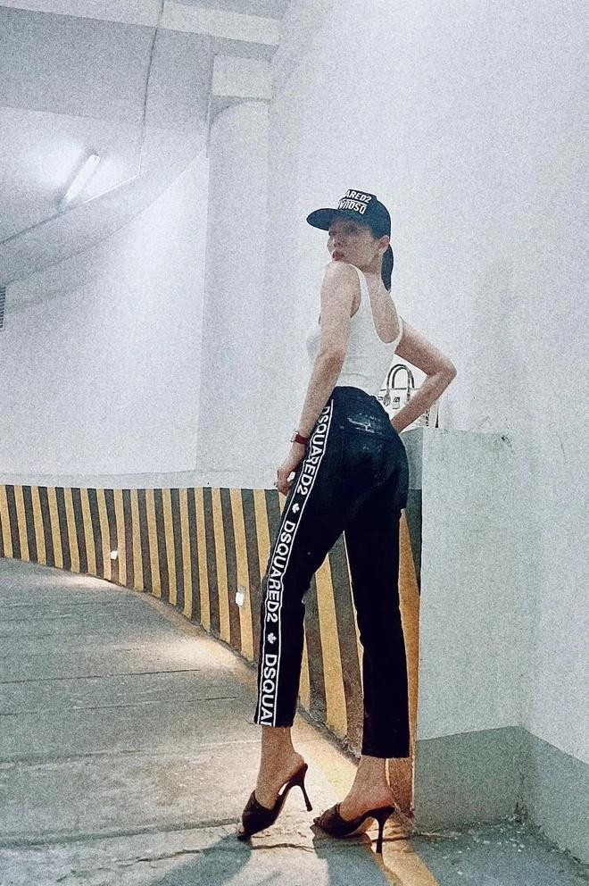 Tiện thể xoay người một cái, Lệ Quyên show vòng 3 gợi cảm trước ống kính.