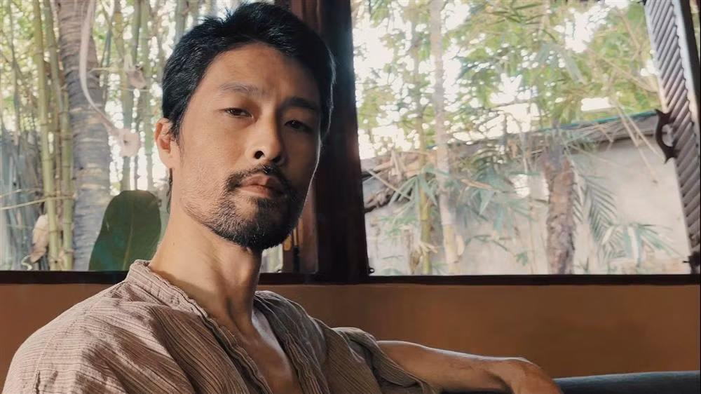 Màn hội ngộ của 2 sao nam khiến nhiều người thích thú. Gây chú ý đặc biệt là vẻ ngoài của cặp diễn viên Bụi Đời Chợ Lớn. Trong khi Hoàng Phúc được khen ngợi phong độ ở tuổi 54, Johnny Trí Nguyễn khiến nhiều người ngỡ ngàng với vẻ ngoài khác lạ, già nua ở tuổi 47.