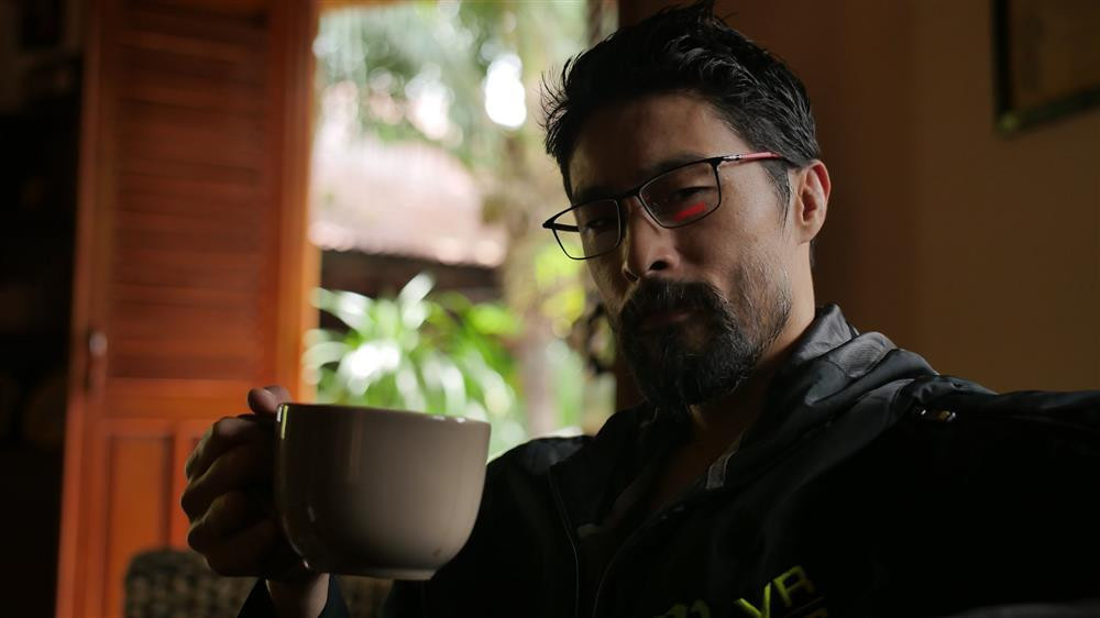 Vài năm gần đây, ngoại hình Johnny Trí Nguyễn bắt đầu xuống dốc, khiến nhiều người không khỏi tiếc nuối. Anh thường xuyên xuất hiện với vẻ ngoài hốc hác, râu ria xồm xoàm, khuôn mặt nhiều nếp nhăn.