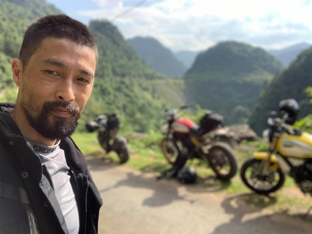 Không còn chăm chút cho vẻ ngoài, nam diễn viên dần mất phong độ, già nua ở tuổi 47.