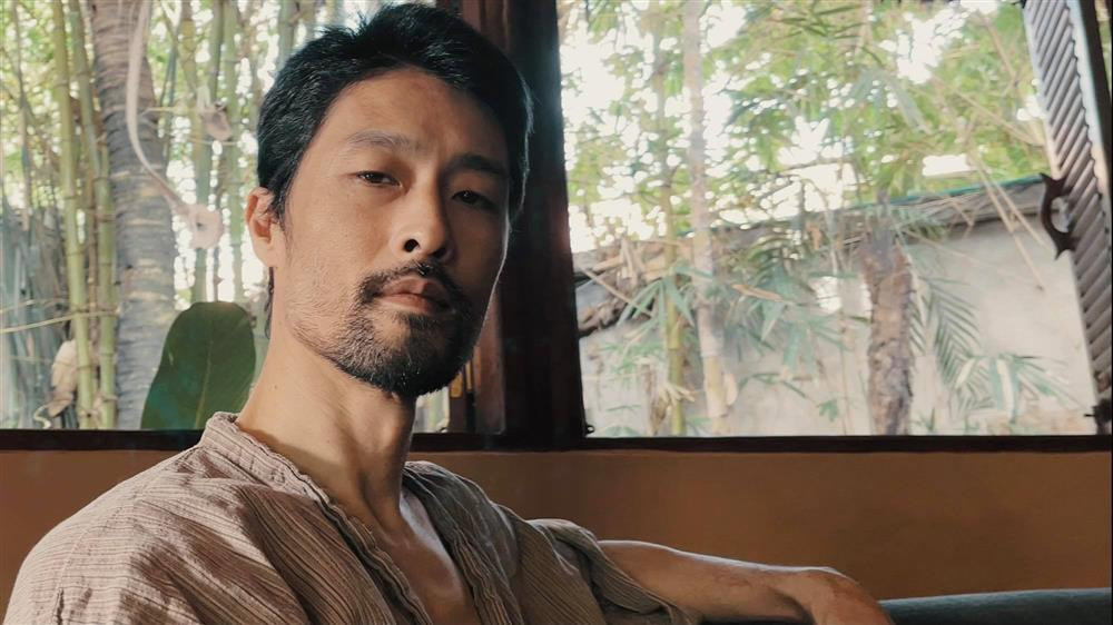 Màn hội ngộ của 2 sao nam khiến nhiều người thích thú. Gây chú ý đặc biệt là vẻ ngoài của cặp diễn viên Bụi Đời Chợ Lớn. Trong khi Hoàng Phúc được khen ngợi phong độ ở tuổi 54, Johnny Trí Nguyễn khiến nhiều người ngỡ ngàng với vẻ ngoài khác lạ, già nua ở tuổi 47.