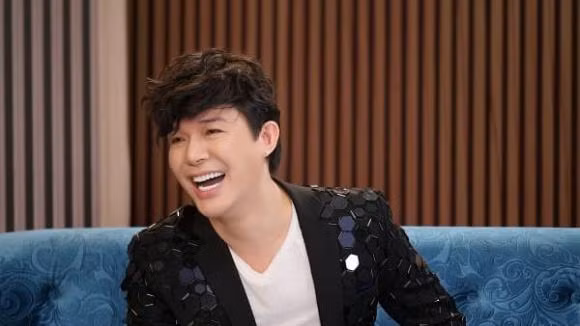 Nathan Lee gay tranh cai khi benh vo ong Dung 