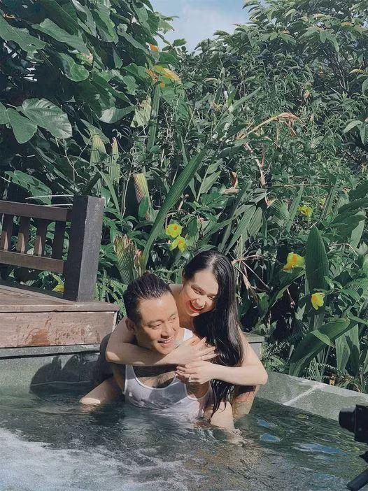 Mới đây, Tuấn Hưng vừa đăng tải hình ảnh tình tứ của anh và bà xã Hương Baby trong một chuyến nghỉ dưỡng.