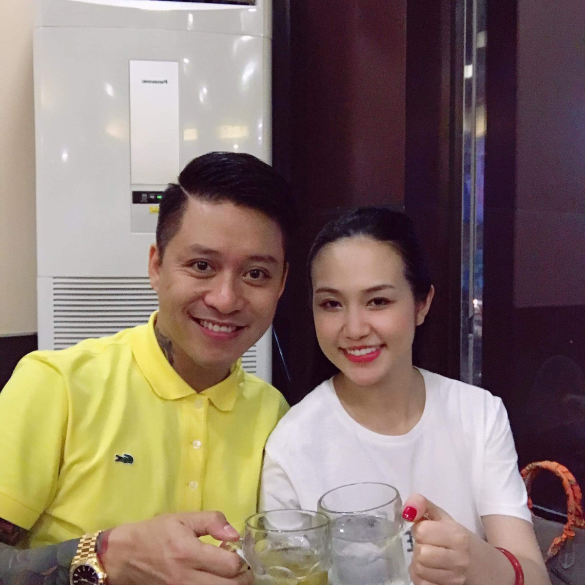 Nam ca sĩ 'Tìm lại bầu trời' thường xuyên chia sẻ hình ảnh đi ăn, đi sự kiện hay đi du lịch cùng vợ trên trang cá nhân.