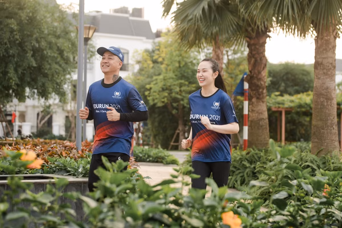 Vợ chồng Tuấn Hưng - Hương Baby luôn đồng hành cùng nhau trong công việc lẫn các hoạt động hàng ngày.