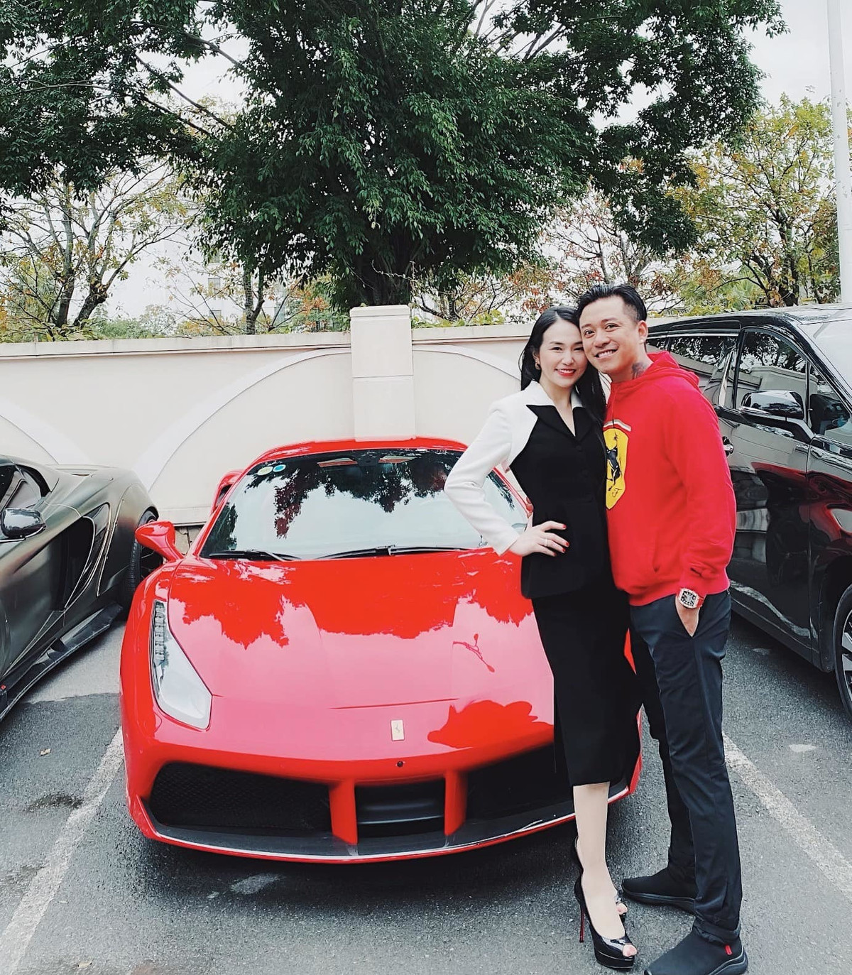 Nam ca sĩ từng chi 4 tỷ đồng mua tặng Hương Baby chiếc xe hơi 7 chỗ để cô di chuyển thuận tiện hơn.