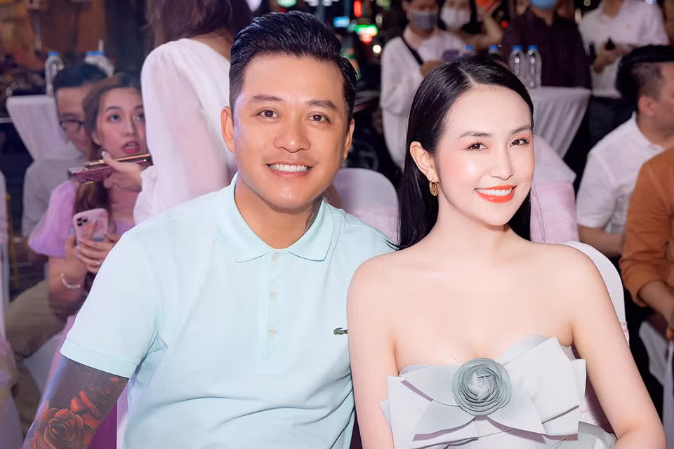 Tuấn Hưng nổi tiếng là người yêu chiều vợ hết mực. Hương Baby từng tự hào chia sẻ, dù bận rộn với lịch chạy show, công việc kinh doanh... nhưng khi rảnh, Tuấn Hưng sẵn sàng san sẻ việc nhà với vợ.